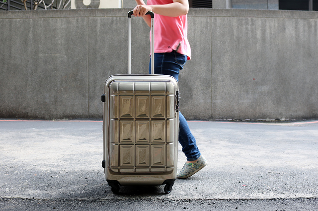 【旅行用品】PANTHEON 潘希恩行李箱 24吋 硬殼可擴充旅行箱-結合軟殼及硬殼的優點於一箱 - 奇奇一起玩樂趣