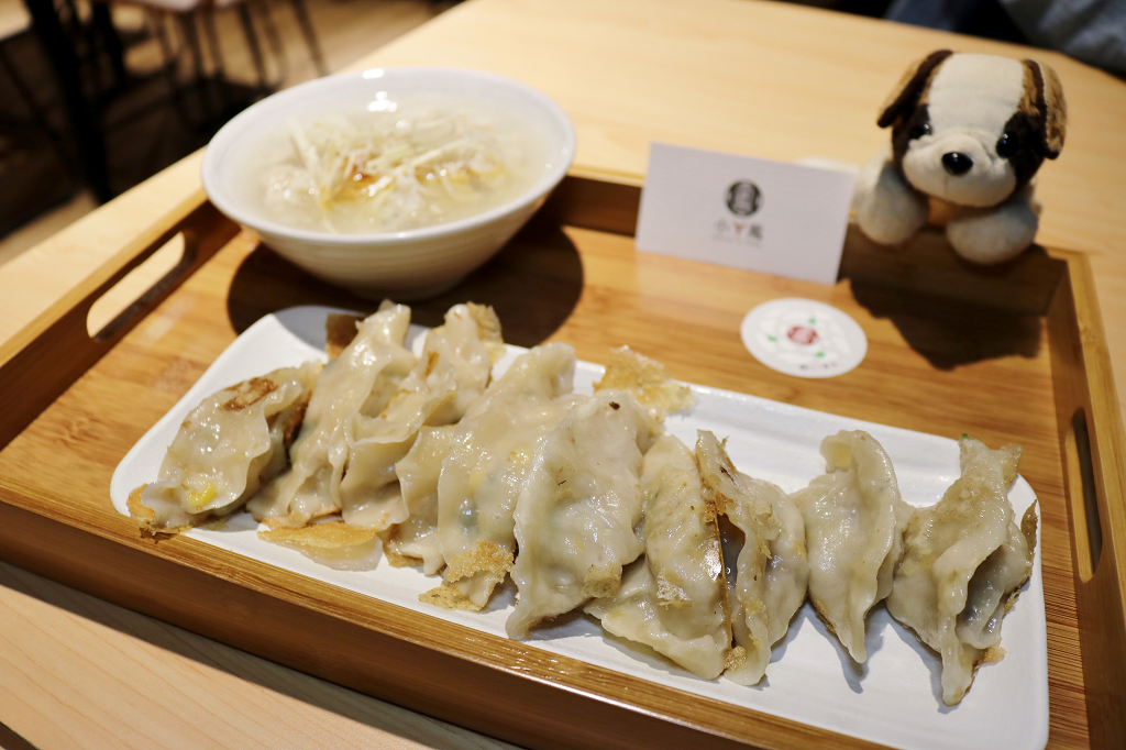 台南｜小ㄚ鳳 浮水魚焿．煎餃 老店新傳承 人氣小吃新面貌 - 奇奇一起玩樂趣