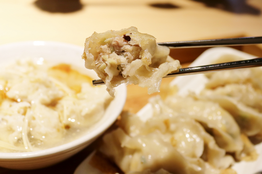 台南｜小ㄚ鳳 浮水魚焿．煎餃 老店新傳承 人氣小吃新面貌 - 奇奇一起玩樂趣