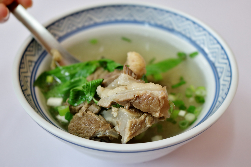 台南｜阿寶牛肉湯 晚上也喝得到的溫體牛牛肉湯．美食應援團採訪店家 - 奇奇一起玩樂趣