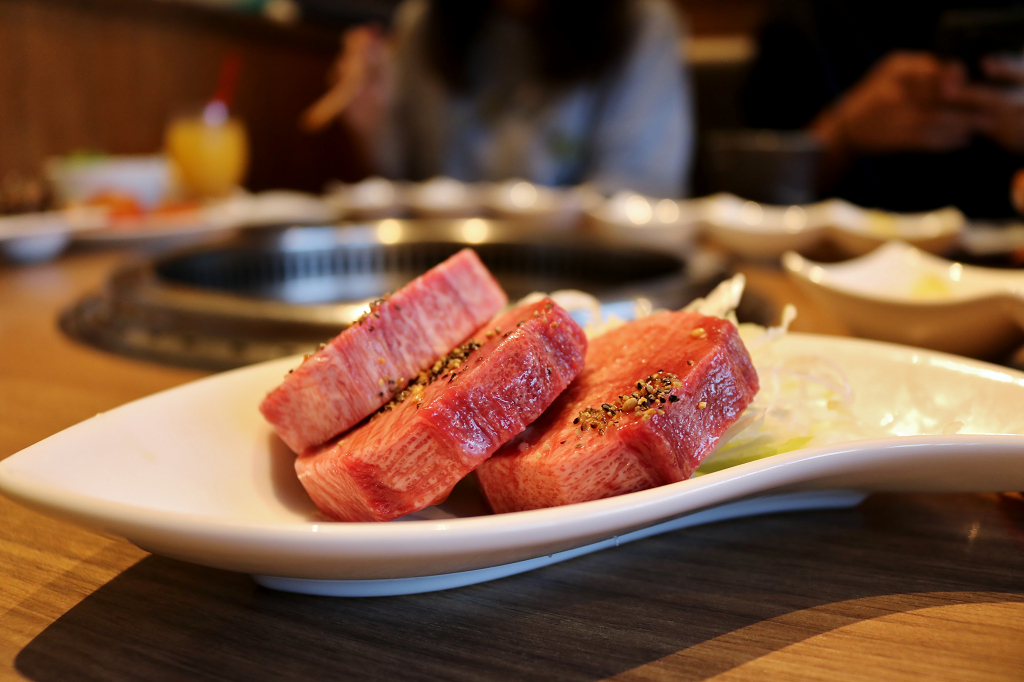 日本｜沖繩 Roins 焼肉レストラン ロインズ 那霸黑毛和牛人氣燒肉店．國際通必吃美食 - 奇奇一起玩樂趣