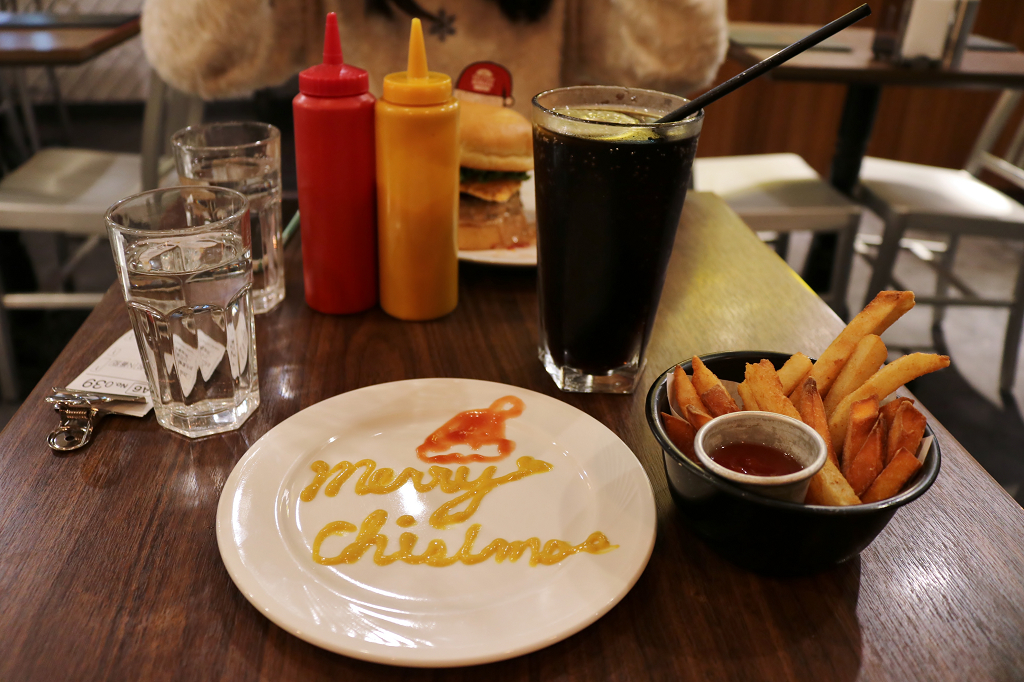 台北｜Selfish Burger 喀漢堡 二訪 期間限定 創意麻辣拉麵漢堡．花生醬漢堡 - 奇奇一起玩樂趣