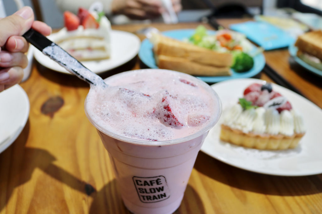 宜蘭｜Café slow train 小火車咖啡館 幸福草莓季 草莓牛奶．草莓甜點 - 奇奇一起玩樂趣