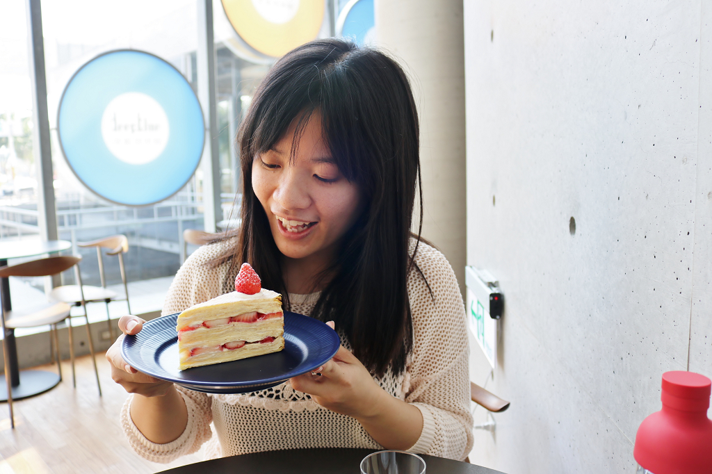 台南｜深藍咖啡館旗艦店 千層蛋糕界的LV．草莓千層蛋糕推薦 - 奇奇一起玩樂趣