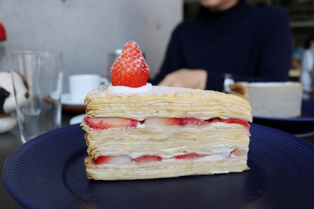台南｜深藍咖啡館旗艦店 千層蛋糕界的LV．草莓千層蛋糕推薦 - 奇奇一起玩樂趣