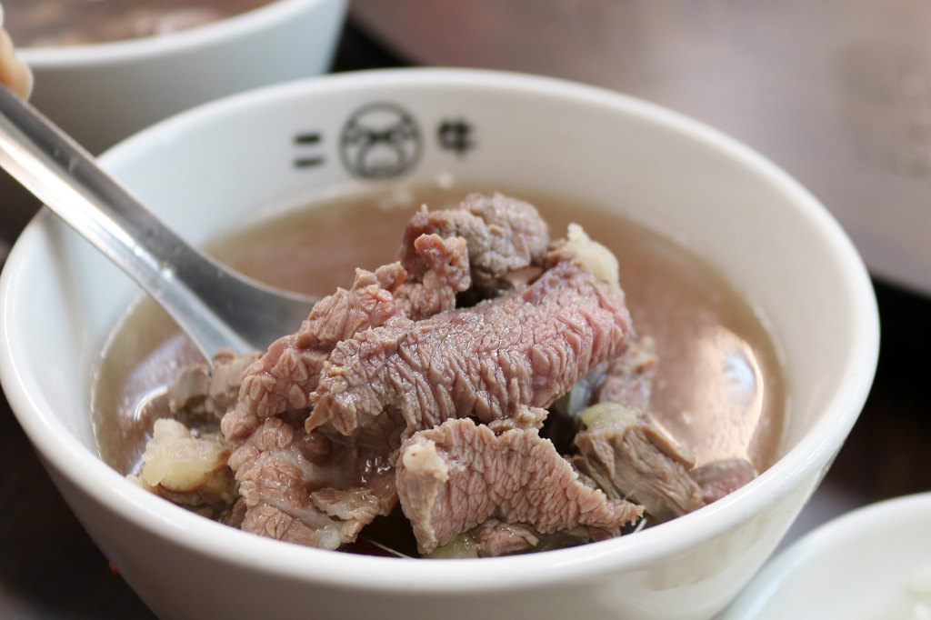 台南｜二牛牛肉湯 24小時營業．安平溫體牛牛肉湯 - 奇奇一起玩樂趣