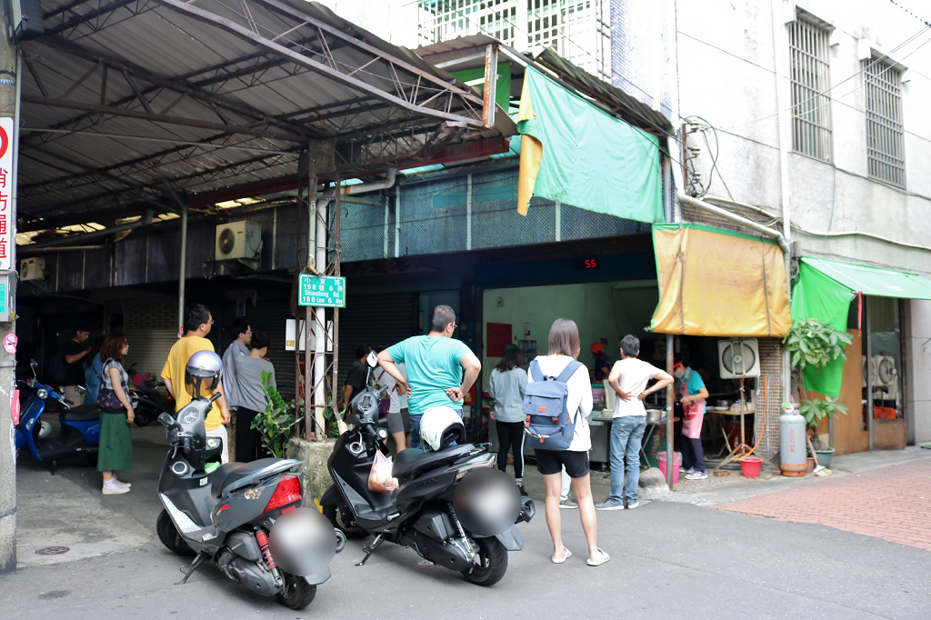 台南｜阿公阿婆蛋餅 市場內排隊早餐 傳統麵糊蛋餅 - 奇奇一起玩樂趣
