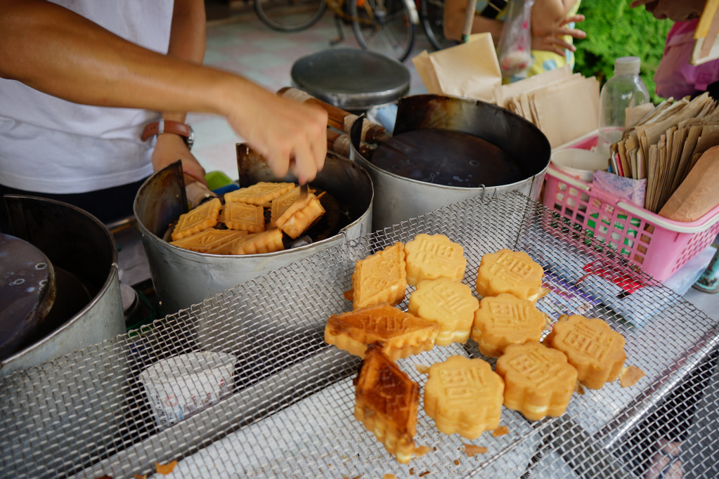 台南｜鹽水 碳烤雞蛋糕 傳統古早味點心 - 奇奇一起玩樂趣