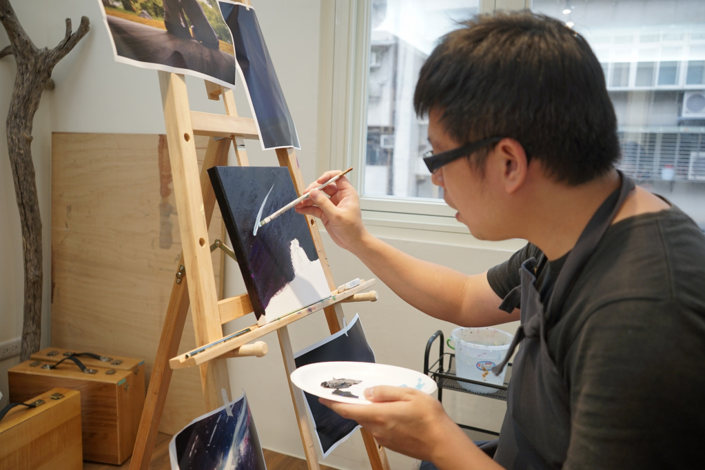 台北｜3FloorPainting-三樓畫畫工作室 壓克力畫體驗課程，親手繪製獨一無二的禮物！ - 奇奇一起玩樂趣