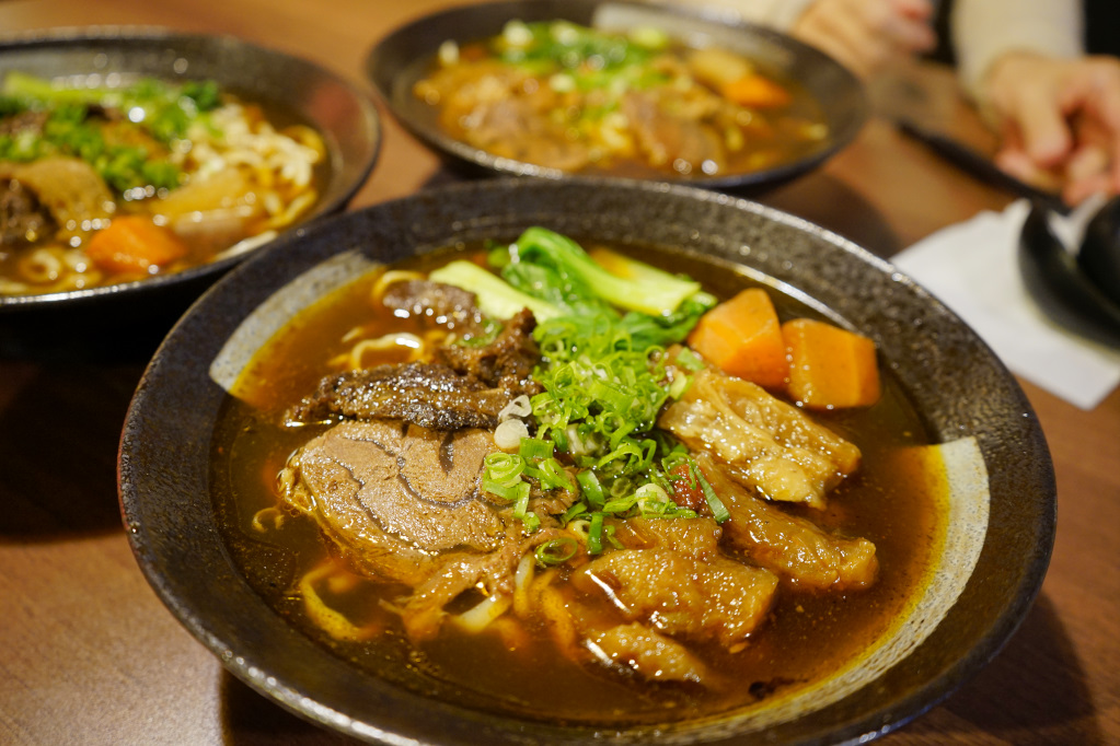 台南｜就是餓-私房牛肉麵(復國店) 牛肚、牛筋、紅燒牛肉麵推薦！ - 奇奇一起玩樂趣