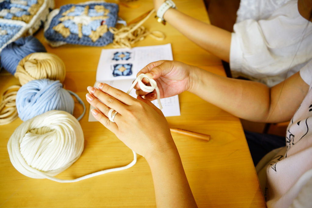 手作｜Pinkoi Experience 跟著職人玩體驗 毛線球牧場MU's craft 手作課程-編織一條復古花磚毯 - 奇奇一起玩樂趣
