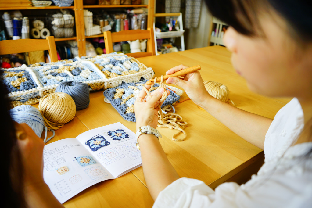 手作｜Pinkoi Experience 跟著職人玩體驗 毛線球牧場MU's craft 手作課程-編織一條復古花磚毯 - 奇奇一起玩樂趣