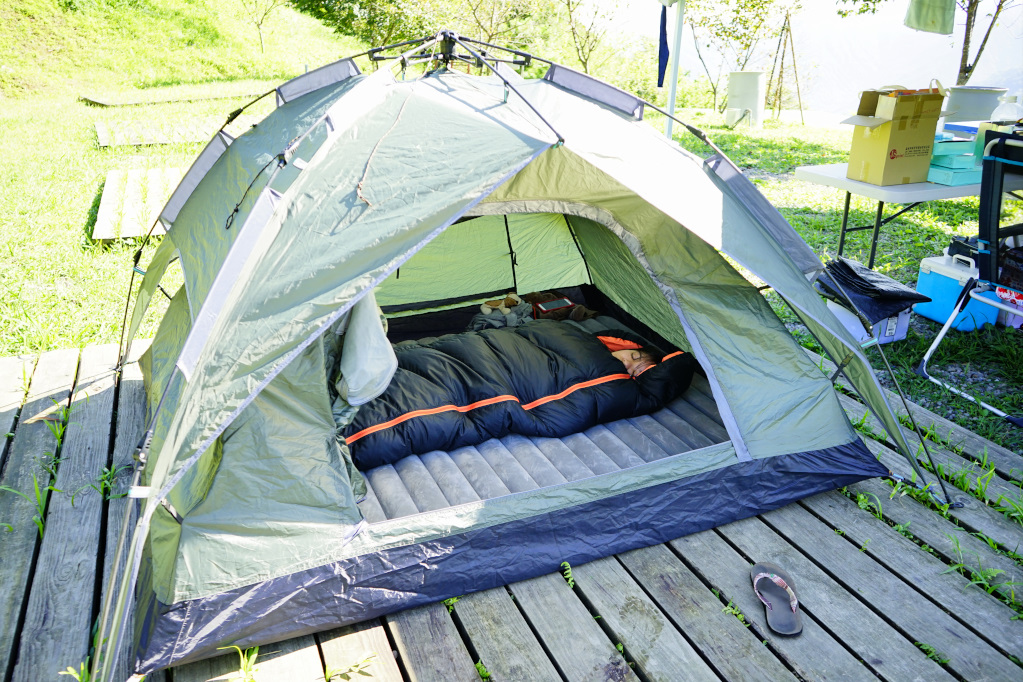 露營｜Q-Tace.旅行的溫度 輕型保暖羽絨睡袋 高海拔營地露營必備推薦！ - 奇奇一起玩樂趣