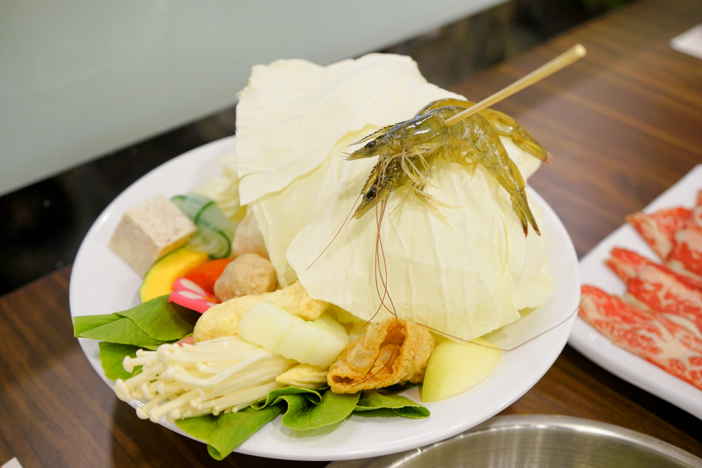 新北｜八方悅日式涮涮鍋(新莊鴻金寶店) 熟成牛肉、平價海鮮火鍋 - 奇奇一起玩樂趣