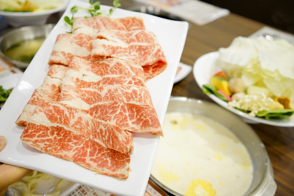 新北｜八方悅日式涮涮鍋(新莊鴻金寶店) 熟成牛肉、平價海鮮火鍋 - 奇奇一起玩樂趣