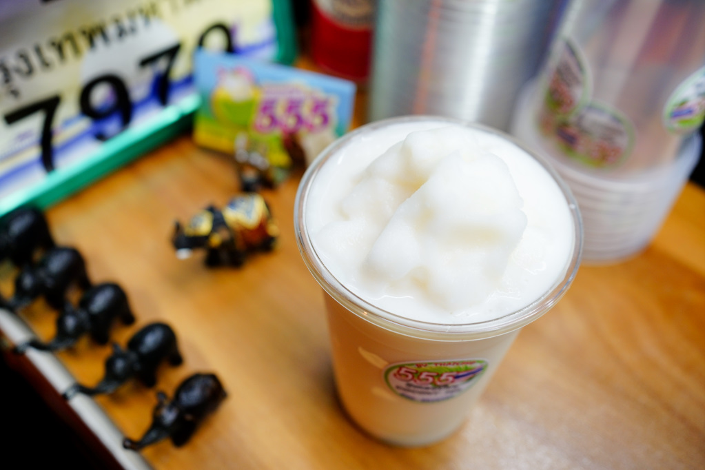 飲品｜台南 555 泰式椰奶冰沙 มะพร้าวปั่นนมสด 泰國風味飲品推薦！好喝的美祿牛奶冰沙~ - 奇奇一起玩樂趣