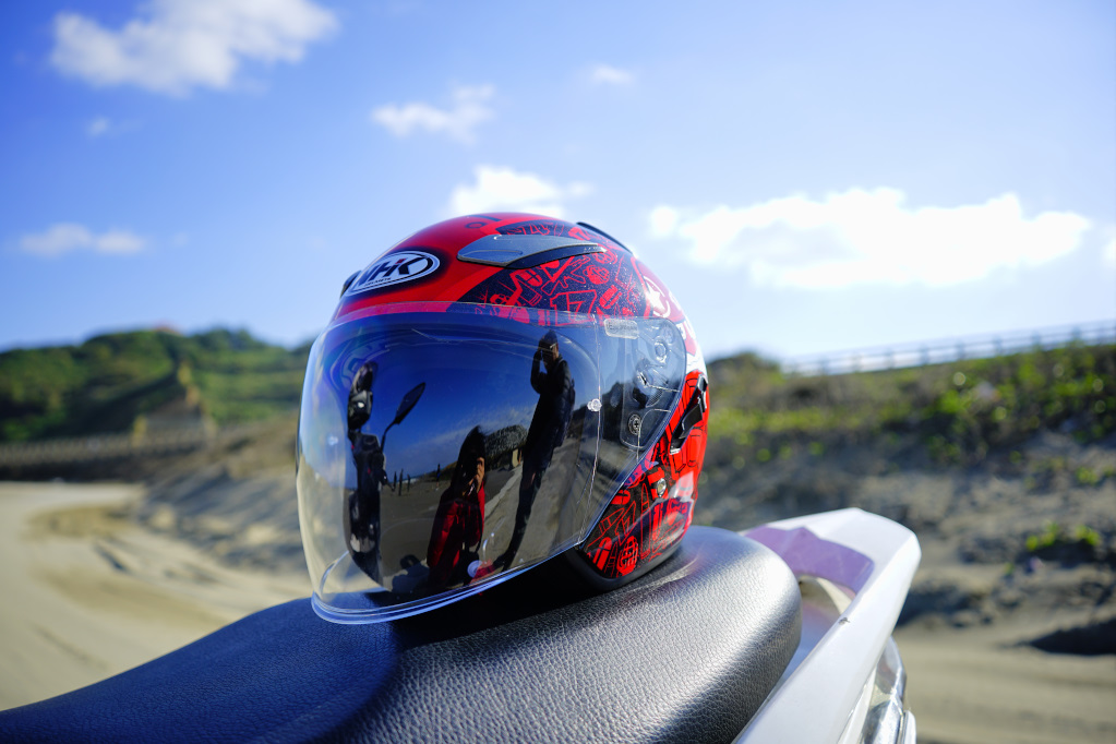 機車用品｜NHK Helmets R1 MotoGP 車手專屬彩繪款 半罩式內墨鏡安全帽開箱！ - 奇奇一起玩樂趣