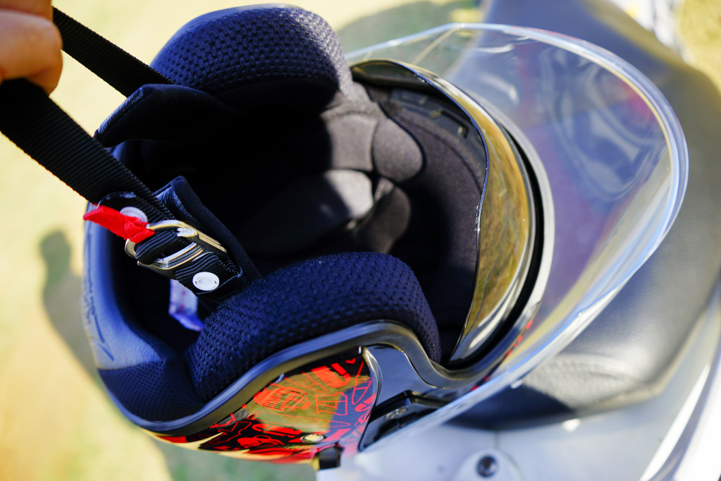 機車用品｜NHK Helmets R1 MotoGP 車手專屬彩繪款 半罩式內墨鏡安全帽開箱！ - 奇奇一起玩樂趣