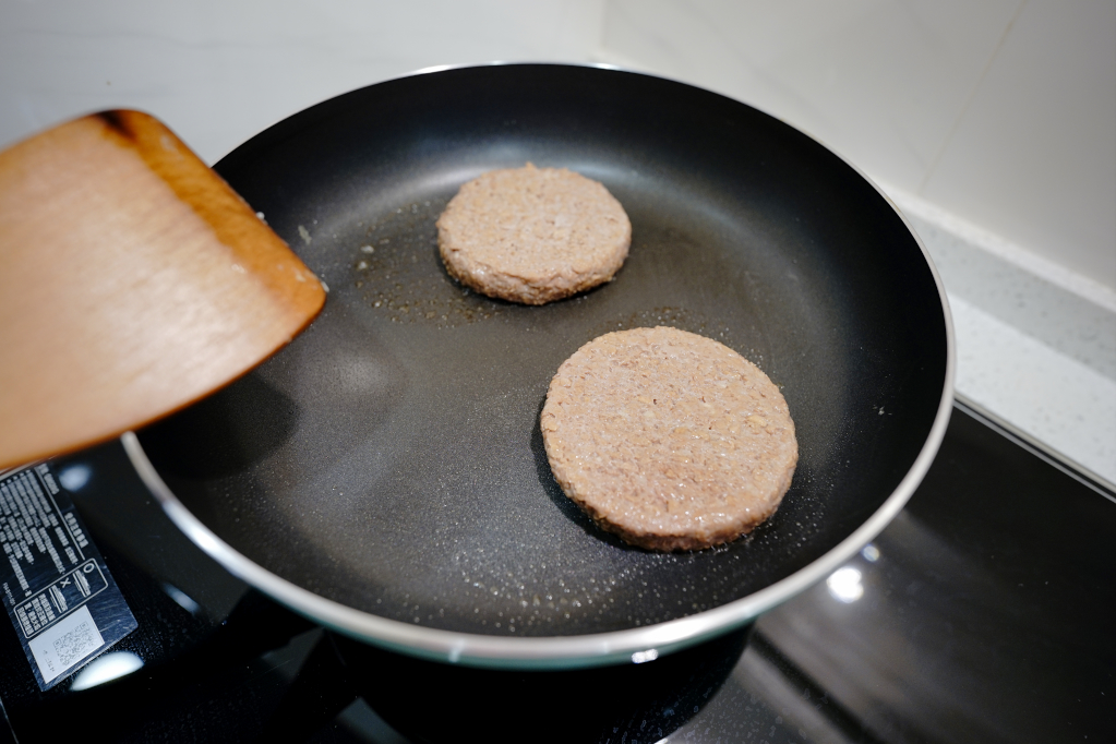 料理｜三機食品 Sungift三機植物肉 植物肉懶人料理食譜-起司蛋漢堡、香菇滷肉、絞肉蕃茄炒蛋 - 奇奇一起玩樂趣