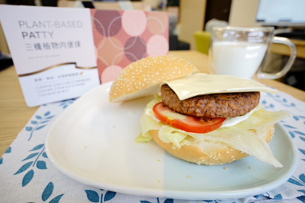 料理｜三機食品 Sungift三機植物肉 植物肉懶人料理食譜-起司蛋漢堡、香菇滷肉、絞肉蕃茄炒蛋 - 奇奇一起玩樂趣