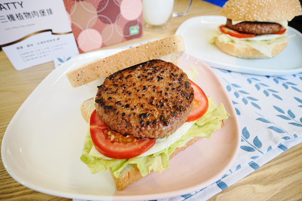 料理｜三機食品 Sungift三機植物肉 植物肉懶人料理食譜-起司蛋漢堡、香菇滷肉、絞肉蕃茄炒蛋 - 奇奇一起玩樂趣