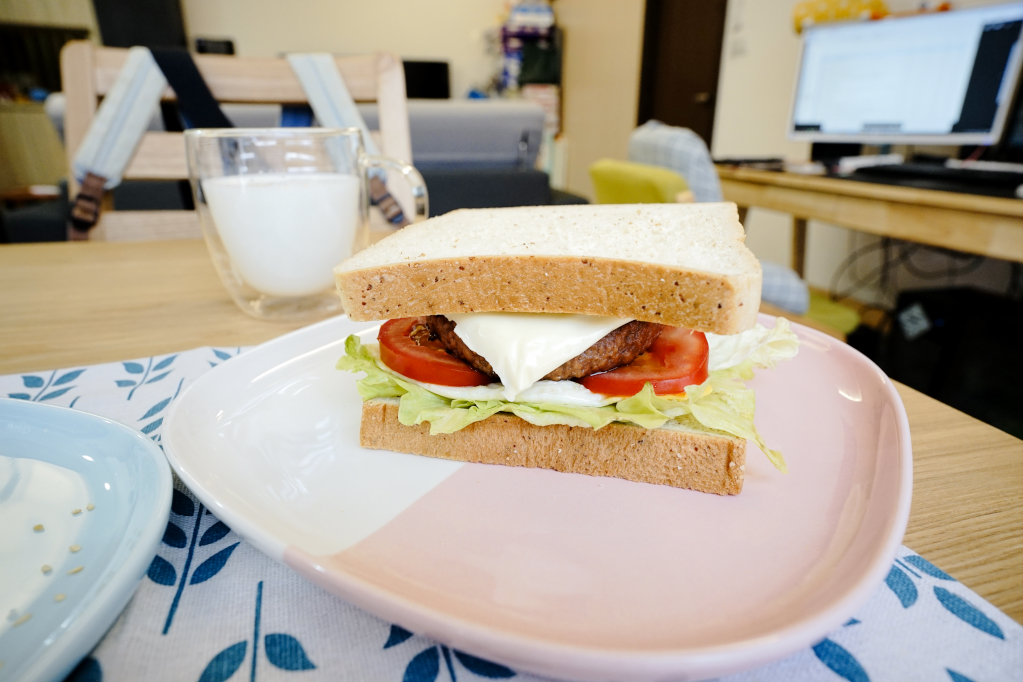 料理｜三機食品 Sungift三機植物肉 植物肉懶人料理食譜-起司蛋漢堡、香菇滷肉、絞肉蕃茄炒蛋 - 奇奇一起玩樂趣