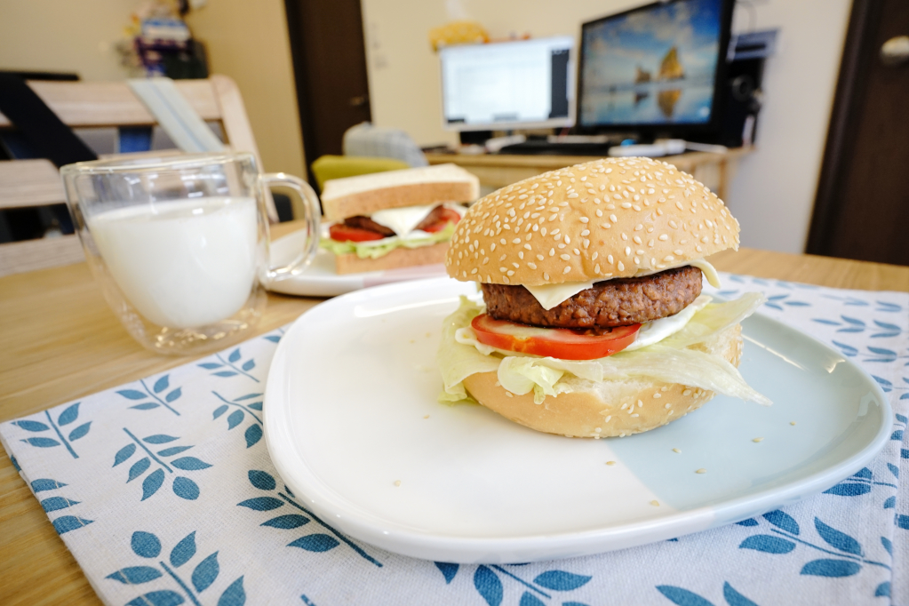 料理｜三機食品 Sungift三機植物肉 植物肉懶人料理食譜-起司蛋漢堡、香菇滷肉、絞肉蕃茄炒蛋 - 奇奇一起玩樂趣