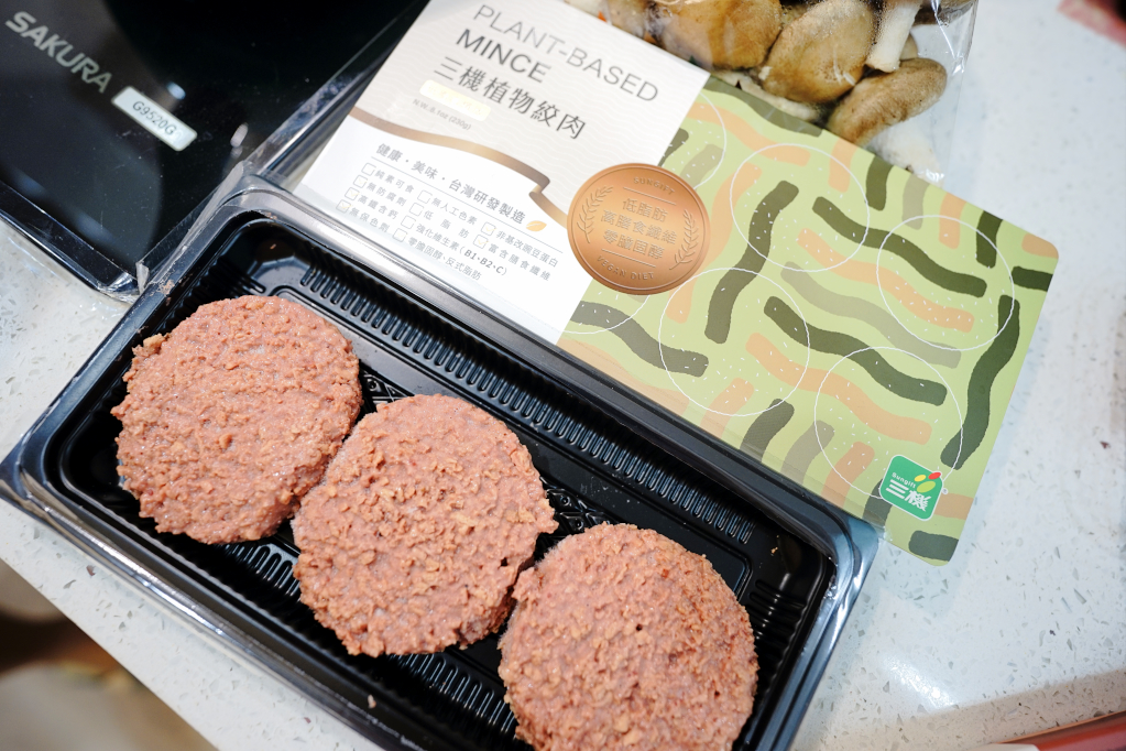 料理｜三機食品 Sungift三機植物肉 植物肉懶人料理食譜-起司蛋漢堡、香菇滷肉、絞肉蕃茄炒蛋 - 奇奇一起玩樂趣