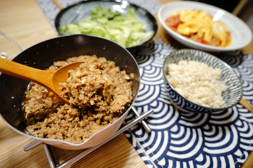 料理｜三機食品 Sungift三機植物肉 植物肉懶人料理食譜-起司蛋漢堡、香菇滷肉、絞肉蕃茄炒蛋 - 奇奇一起玩樂趣