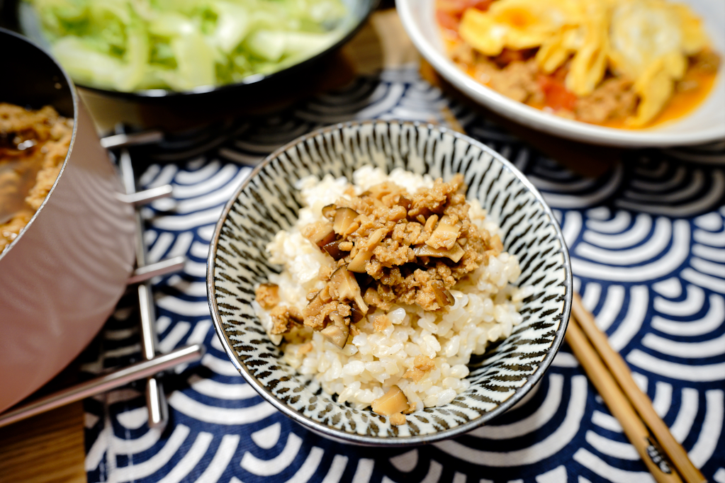 料理｜三機食品 Sungift三機植物肉 植物肉懶人料理食譜-起司蛋漢堡、香菇滷肉、絞肉蕃茄炒蛋 - 奇奇一起玩樂趣