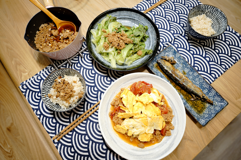 料理｜三機食品 Sungift三機植物肉 植物肉懶人料理食譜-起司蛋漢堡、香菇滷肉、絞肉蕃茄炒蛋 - 奇奇一起玩樂趣