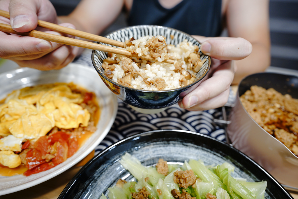 料理｜三機食品 Sungift三機植物肉 植物肉懶人料理食譜-起司蛋漢堡、香菇滷肉、絞肉蕃茄炒蛋 - 奇奇一起玩樂趣