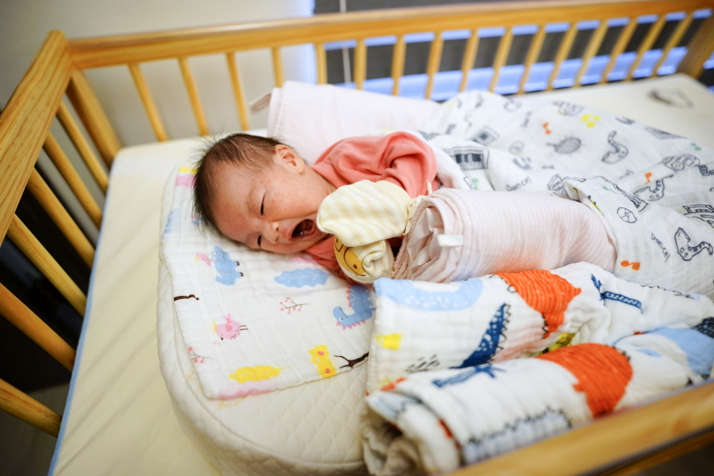 育兒好物｜GreySa格蕾莎 母嬰專用仰角枕 減緩嬰兒溢吐奶的輔助枕頭、孕期托腹枕 - 奇奇一起玩樂趣