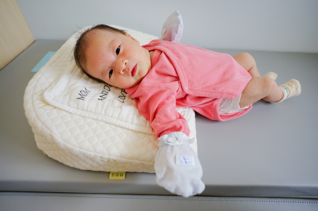 育兒好物｜GreySa格蕾莎 母嬰專用仰角枕 減緩嬰兒溢吐奶的輔助枕頭、孕期托腹枕 - 奇奇一起玩樂趣