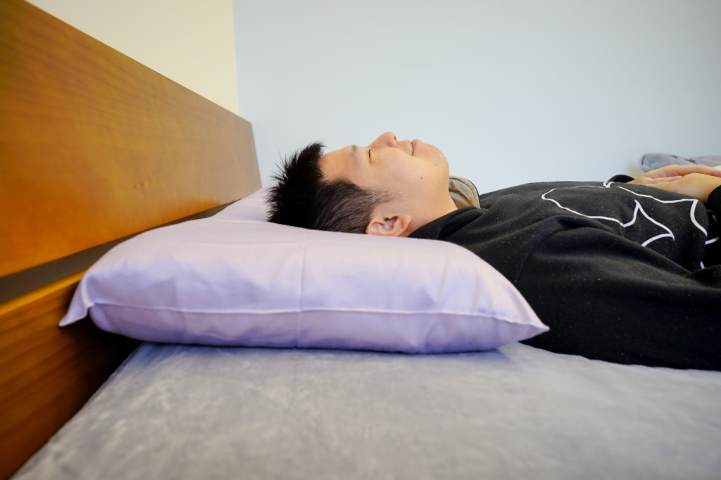 寢具｜德瑞克名床 涼感記憶枕推薦 一覺好眠需要的不只是好床墊，也需要一顆好枕頭！ - 奇奇一起玩樂趣