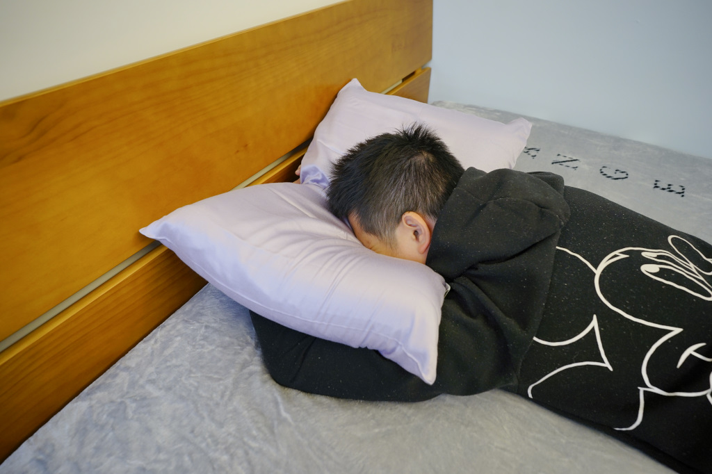 寢具｜德瑞克名床 涼感記憶枕推薦 一覺好眠需要的不只是好床墊，也需要一顆好枕頭！ - 奇奇一起玩樂趣