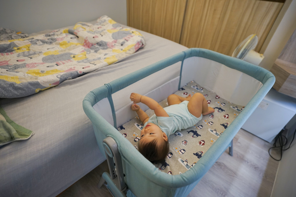 育兒好物｜KIDMORY多功能可調式床邊床 新生兒必備嬰兒床！母奶寶寶也能安穩睡覺~ - 奇奇一起玩樂趣