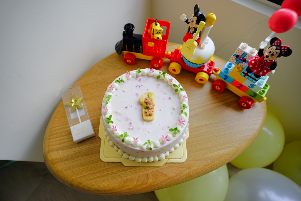 育兒分享｜寶貝一歲生日快樂！寶寶周歲蛋糕、周歲慶生派對佈置分享，在家抓周超簡單~ - 奇奇一起玩樂趣