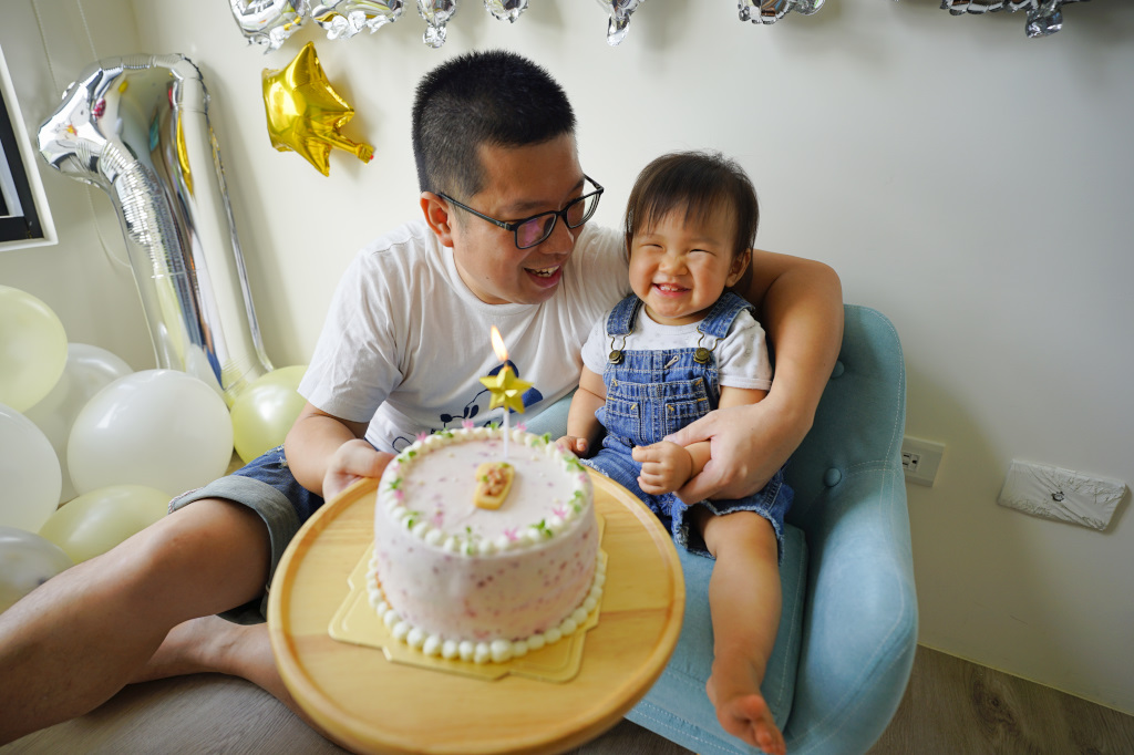 育兒分享｜寶貝一歲生日快樂！寶寶周歲蛋糕、周歲慶生派對佈置分享，在家抓周超簡單~ - 奇奇一起玩樂趣