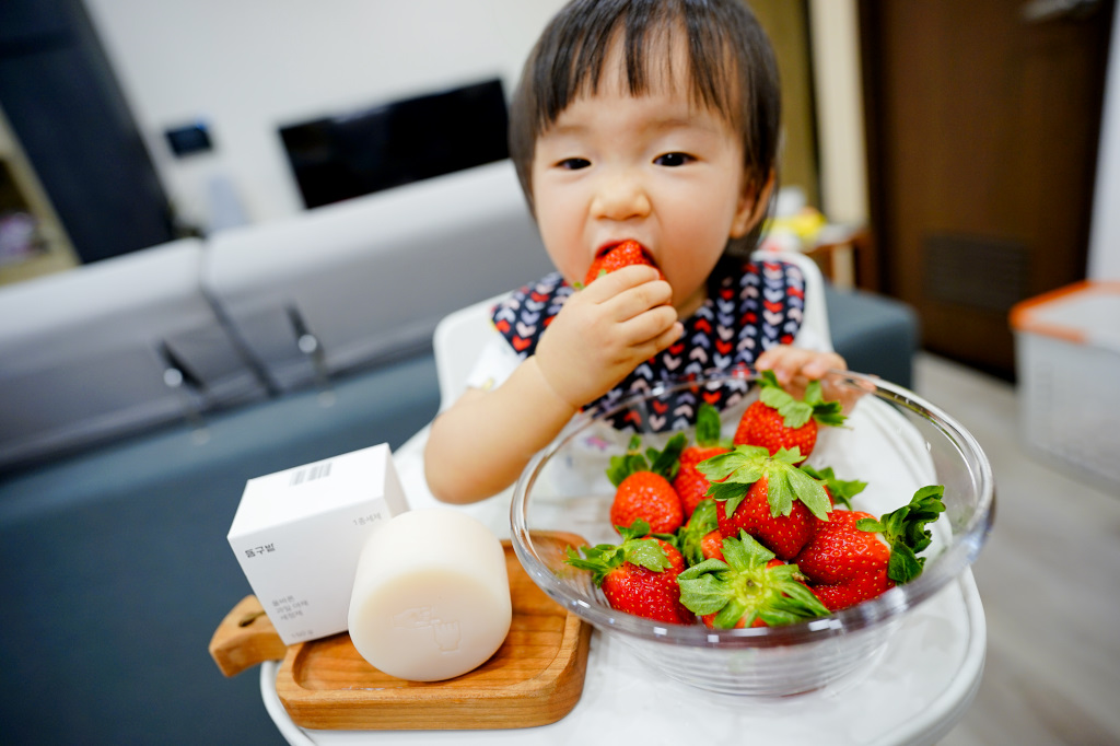 育兒分享｜寶寶最愛吃的草莓，就交給韓國Donggubat打勾吧蔬果清潔皂徹底清洗乾淨~無農藥殘留，媽媽才安心！ - 奇奇一起玩樂趣