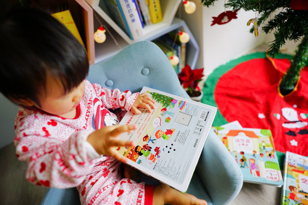 育兒分享｜給孩子的第一套翻翻有聲書推薦！閣林文創聖誕禮物團 年度最優惠的童書繪本團購~孩子最愛的有聲書、立體書、益智桌遊書通通有 - 奇奇一起玩樂趣