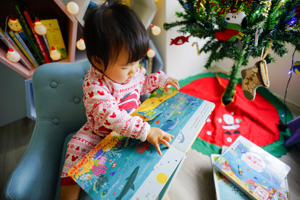 育兒分享｜給孩子的第一套翻翻有聲書推薦！閣林文創聖誕禮物團 年度最優惠的童書繪本團購~孩子最愛的有聲書、立體書、益智桌遊書通通有 - 奇奇一起玩樂趣