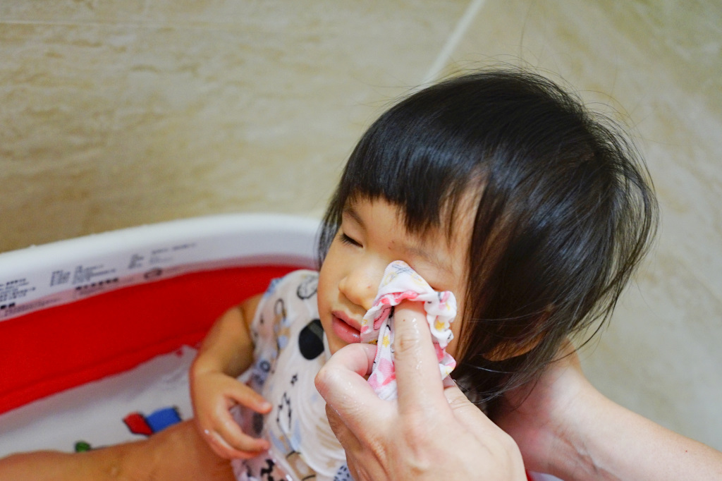 親子育兒｜Karibu 嘉嬰寶Hello Kitty嬰兒摺疊浴盆 抗菌防霉、好收納嬰兒澡盆推薦！ - 奇奇一起玩樂趣