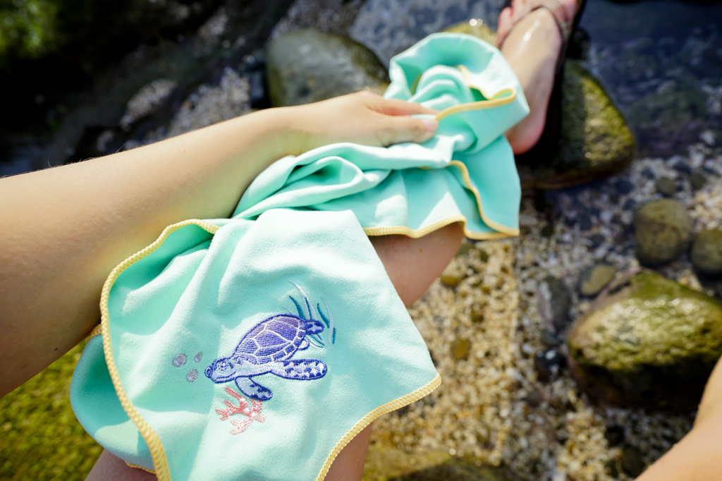 親子育兒｜Umade萬用快乾巾(海洋生物系列) 夏日海邊玩水必備毛巾! 旅行、露營隨身浴巾推薦~ - 奇奇一起玩樂趣