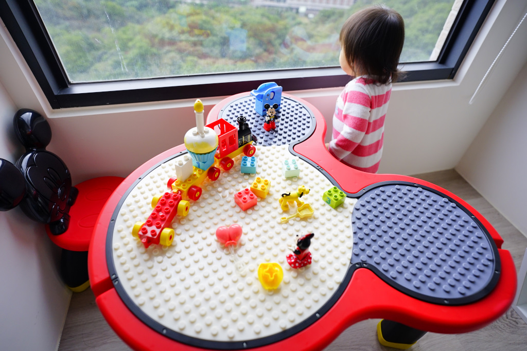 親子育兒｜孩子的第一張遊戲桌推薦！多功能迪士尼米奇積木桌（適用LEGO樂高得寶系列） 一桌三用，不僅是畫畫白板桌，還可以玩磁力片喔！ - 奇奇一起玩樂趣