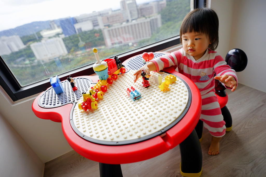 親子育兒｜孩子的第一張遊戲桌推薦！多功能迪士尼米奇積木桌（適用LEGO樂高得寶系列） 一桌三用，不僅是畫畫白板桌，還可以玩磁力片喔！ - 奇奇一起玩樂趣