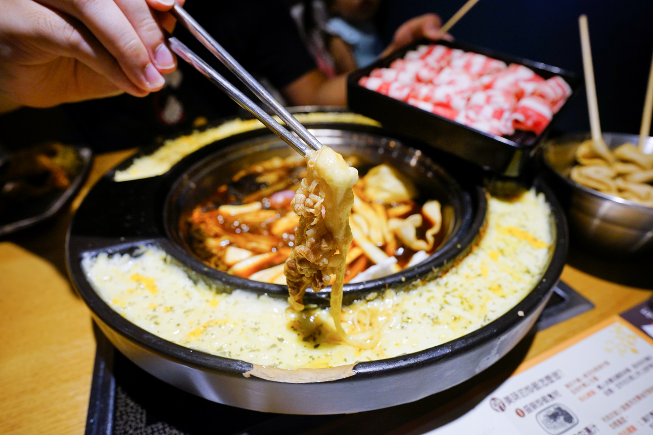 台中食記｜台中韓式料理吃到飽餐廳推薦！兩餐dookki 두끼韓國年糕火鍋吃到飽（公益店）多種火鍋湯底、韓式炒飯、韓國泡麵無限量供應~ - 奇奇一起玩樂趣