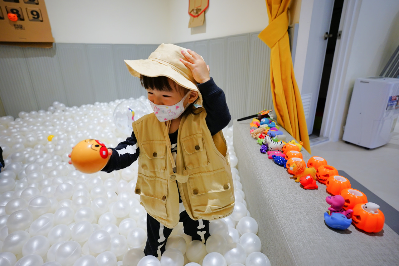 親子育兒｜hi kidsroom 嗨有趣 台北親子遊戲課程推薦！韓式主題水彩&故事引導球池尋寶探險 - 奇奇一起玩樂趣