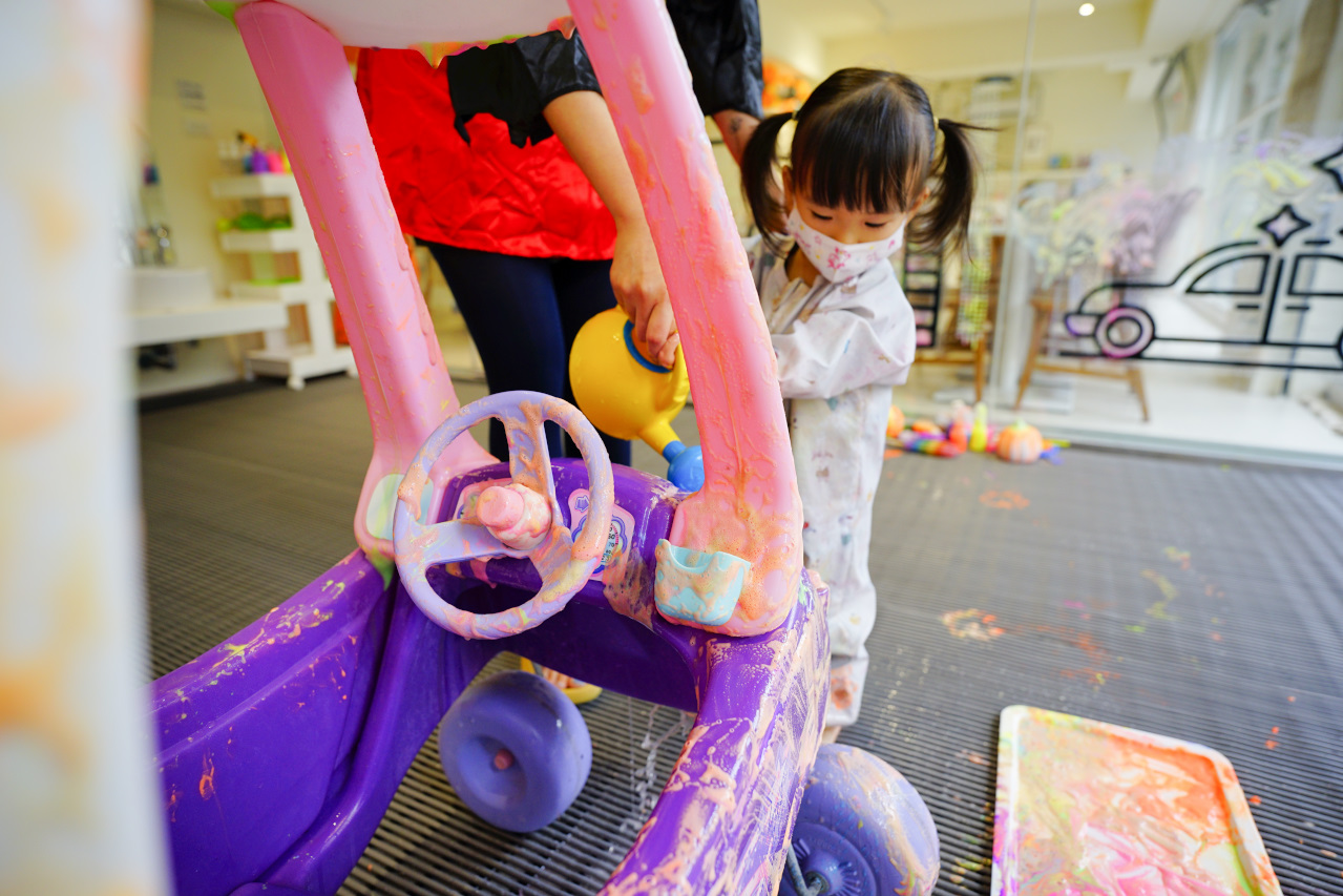 親子育兒｜hi kidsroom 嗨有趣 台北親子遊戲課程推薦！韓式主題水彩&故事引導球池尋寶探險 - 奇奇一起玩樂趣