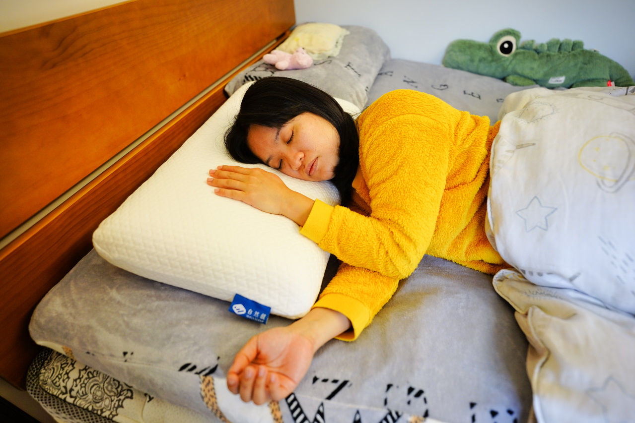 寢具｜一顆專為「釋放肩頸壓力」的枕頭！自然醒WELLSLEEP 重力枕 - 奇奇一起玩樂趣